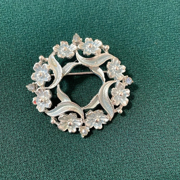 Floral wreath with light blue brooch - Picture 1 of 5
